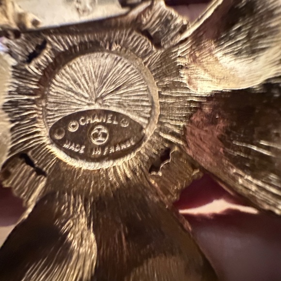 CHANEL Elegant Black and gold pearl Brooch - Picture 3 of 5